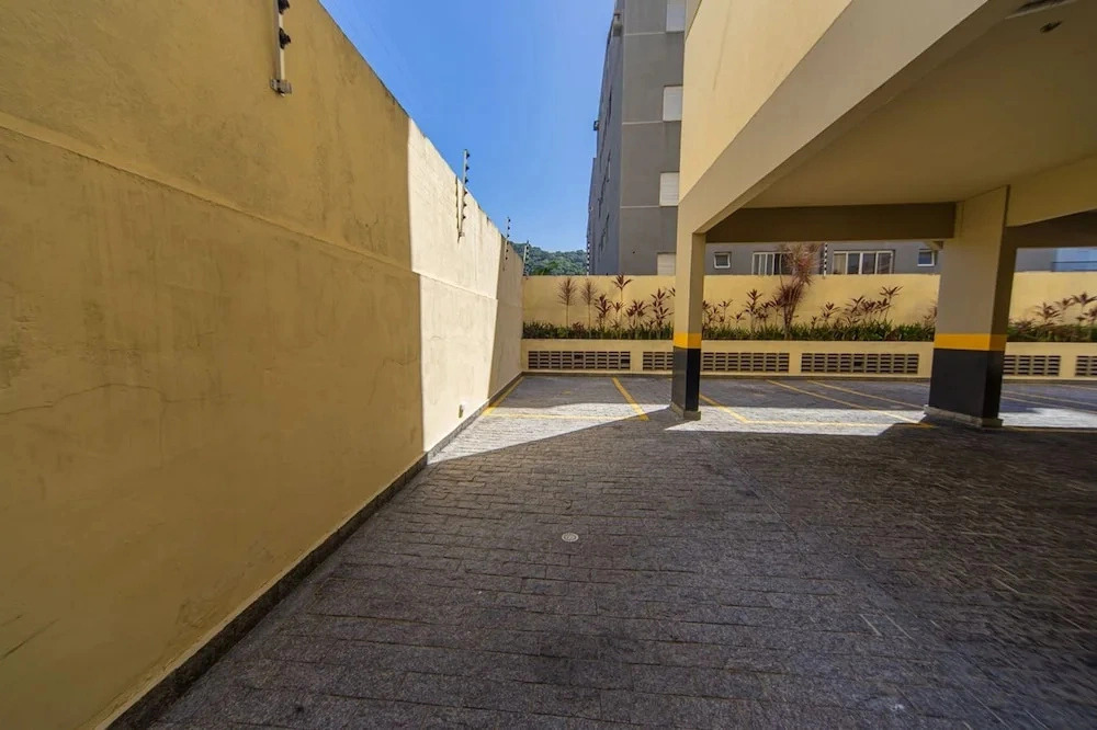Apto a 750m da Praia da Enseada com Ar e Wi-fi