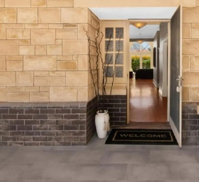 Adelaide Style Accommodation - City to Beach - Free WIFI - Free 3 car parking - Great location