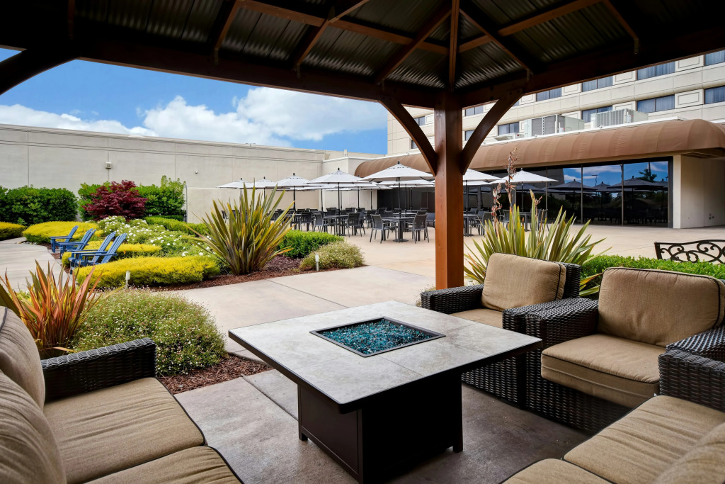 DoubleTree by Hilton Pleasanton at The Club