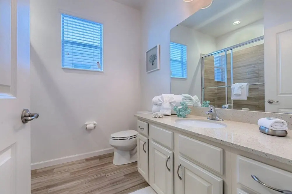 Stunning 4 bed Villa With Modern Decor and a South Facing Pool and spa Overlooking Water - 372