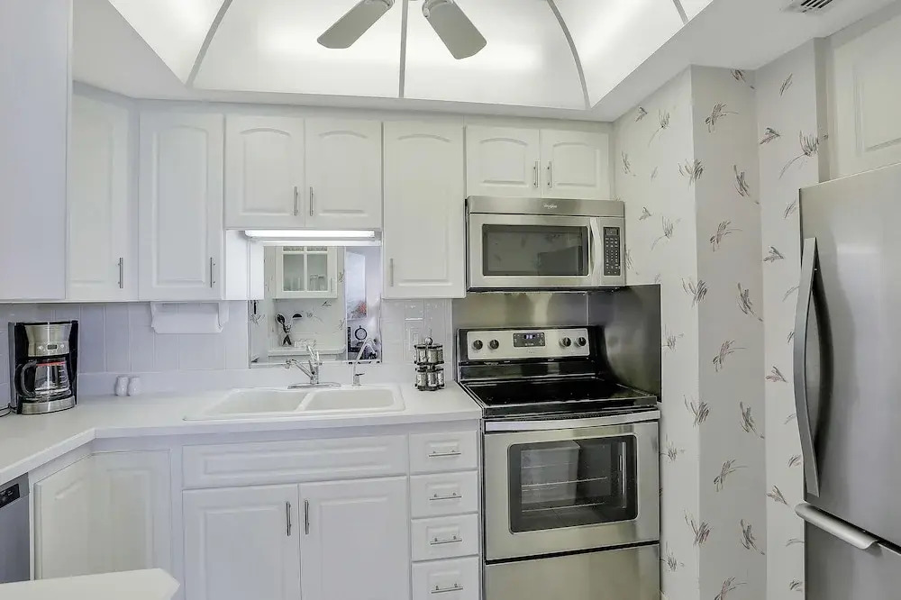 Cozy Beachfront Condo With Pool and Tennis Courts
