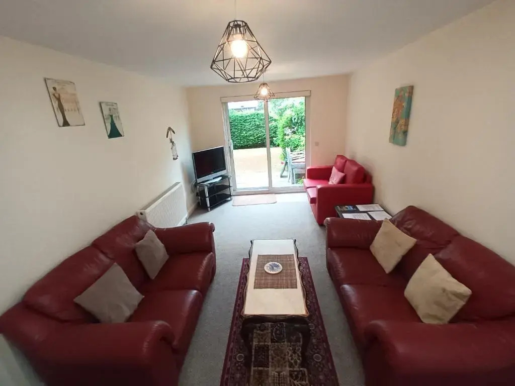 Central Modern Apartment with Free Parking And Private Garden