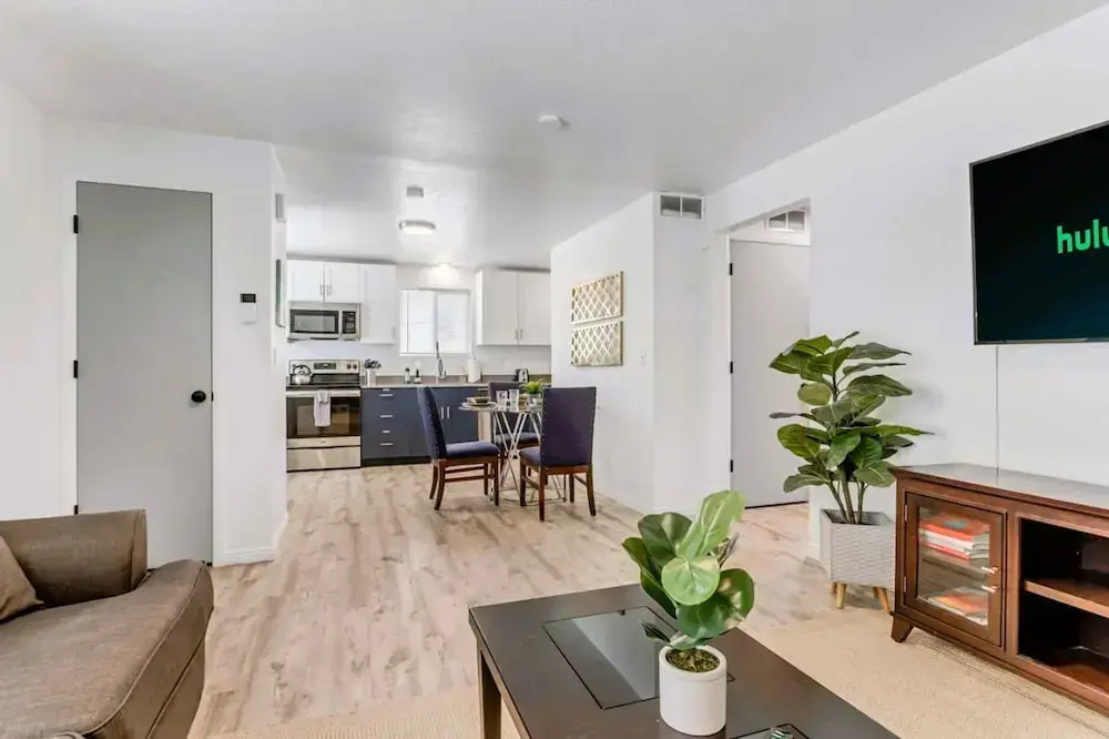 Charming 2BR w King Queen Close to SLC