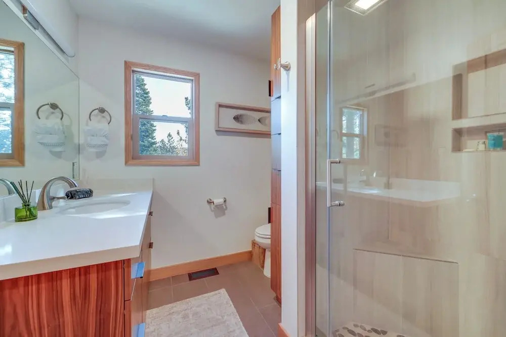 4 Mi to Slopes! Hot Tub Haven w/ Lake Tahoe Views