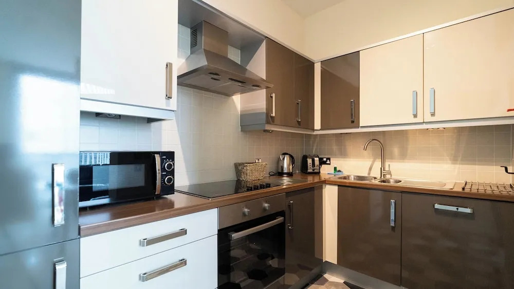 Cotels at The HUB Serviced Apartments Fibre WiFi, Central Location in Vibrant Leisure Quarter, Free Parking