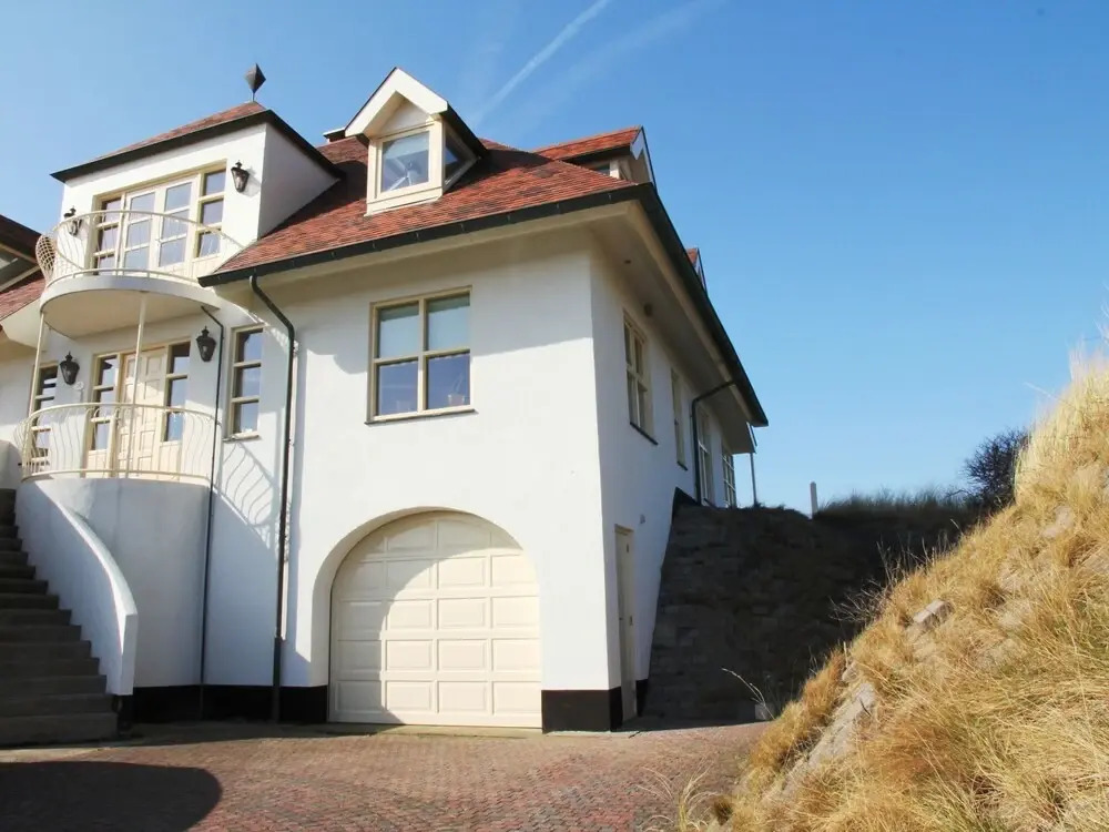 Luxurious Holiday Home With Billiards Table and Sauna, Atop the Dunes in De Koog
