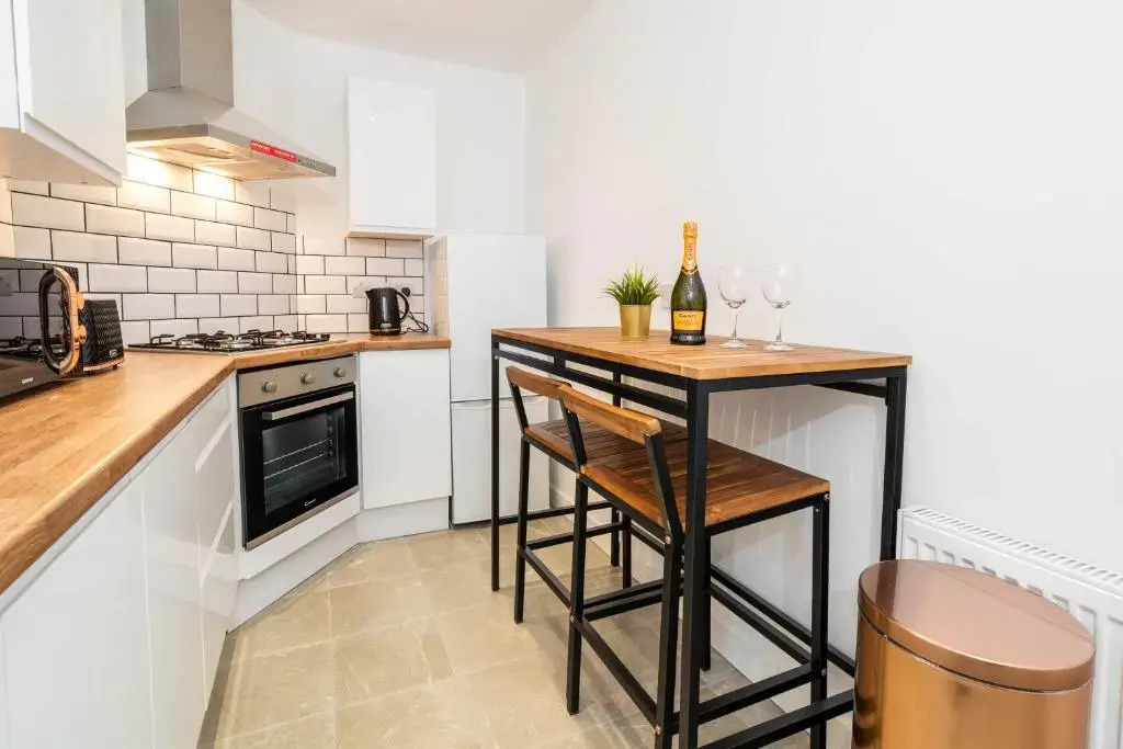 Luxury Six En-Suite Bedroom Apartment - Smart TV's - WIFI - TOP RATED