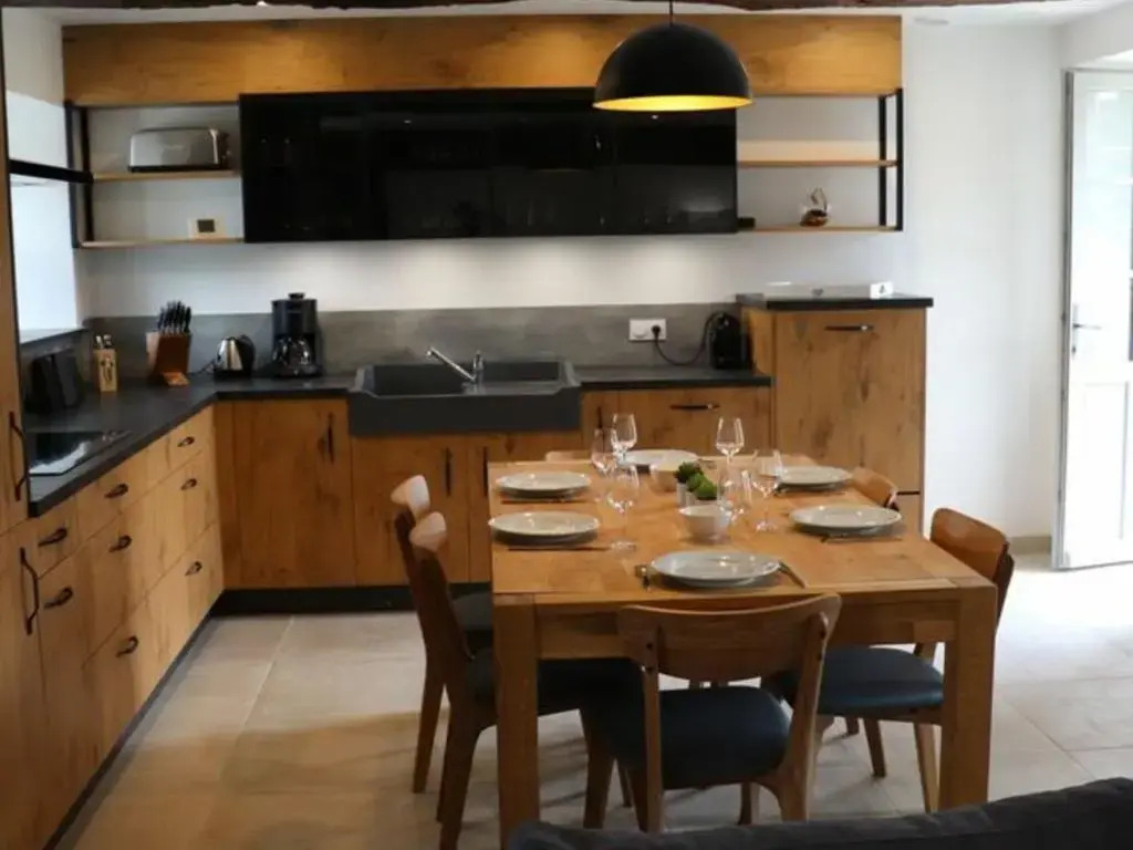 Gîte 18ème avec piscine couverte, terrasse et salle de jeux - 6 pers - FR-1-426-432