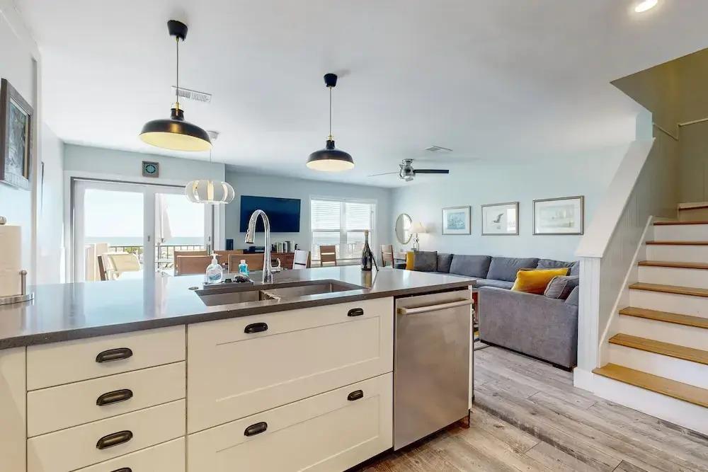 Lovely oceanfront townhouse in Summer Beach Village w/Shared Pool, Central AC