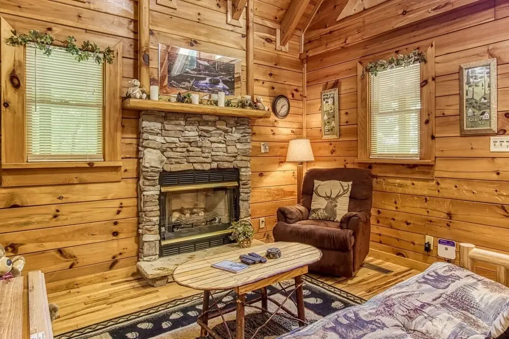 Cupid's Hideaway - Convenient To Downtown Gatlinburg And The National Park! 1 Bedroom Cabin by RedAwning