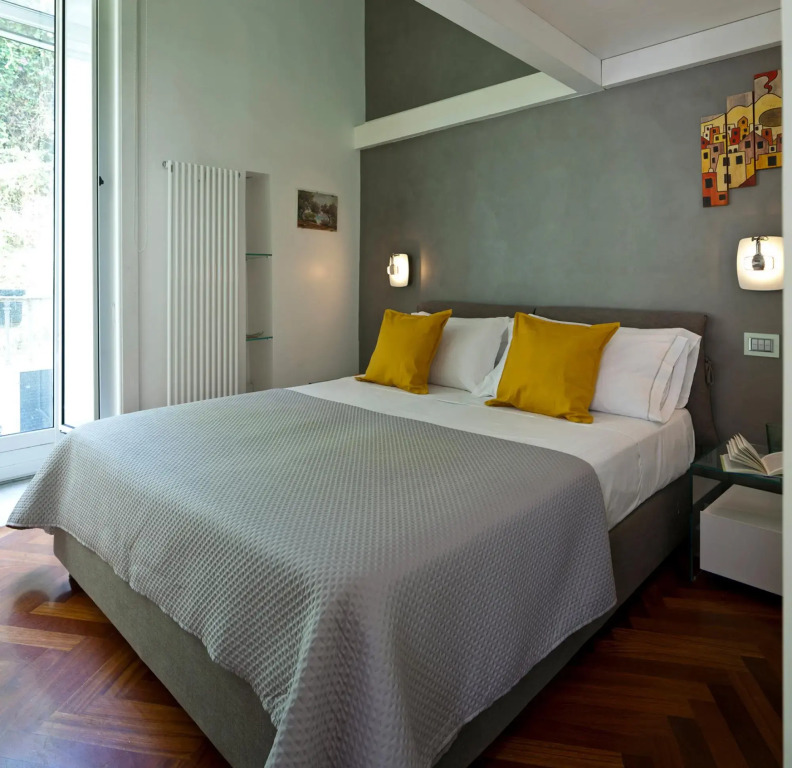 Elegant Apartment at Chiaia by Wonderful Italy