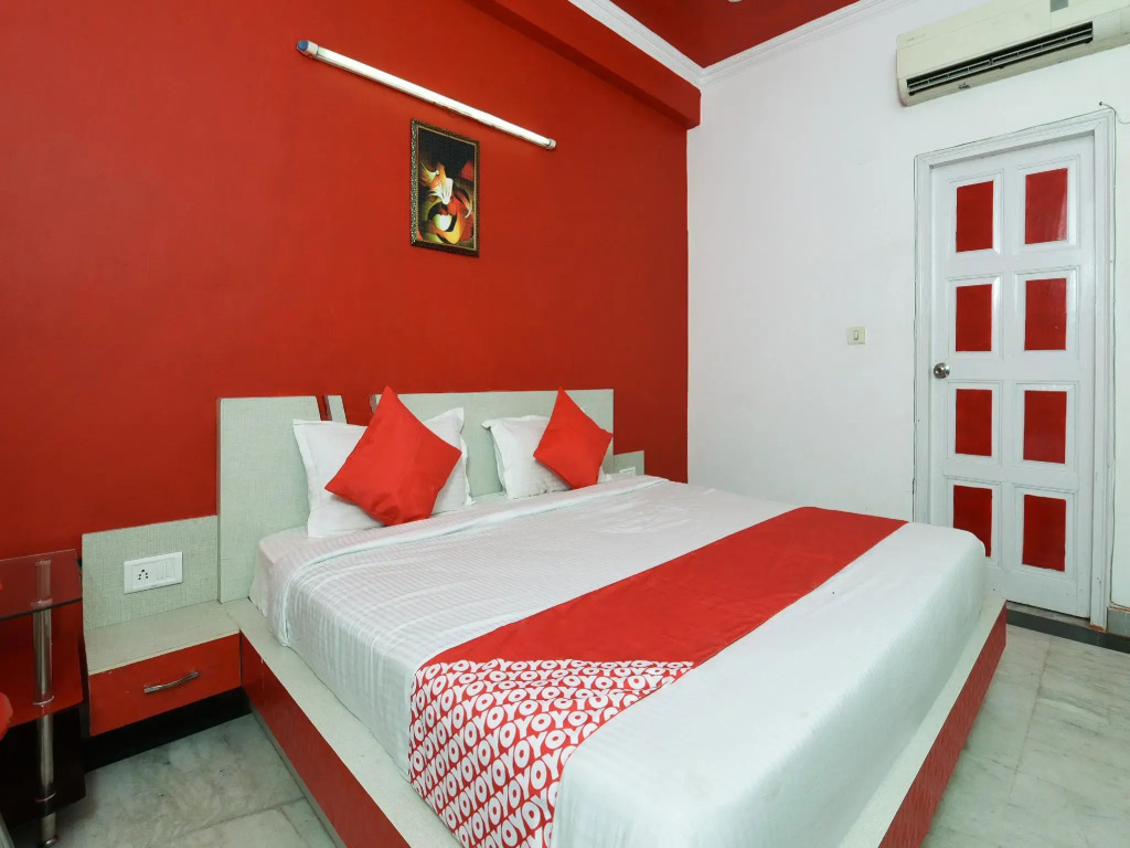 OYO 16687 Hotel Crystal Leaf