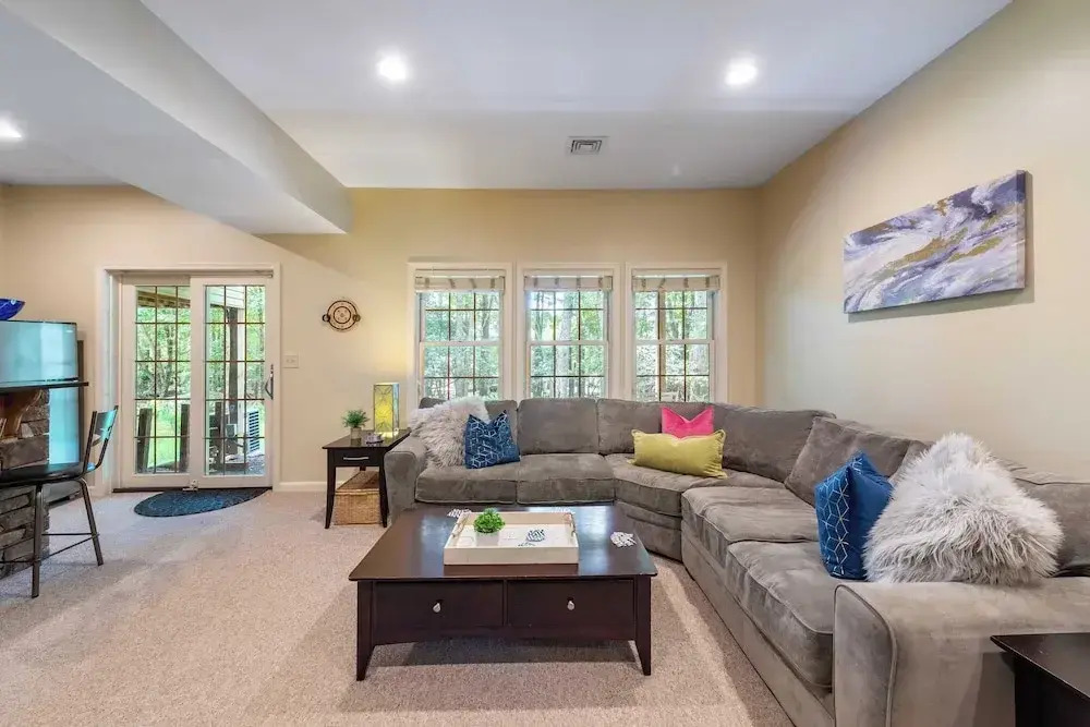Highland Hideaway by Avantstay Group Poconos Retreat w/ Patio + Game Room + Lake/pool Passes Included