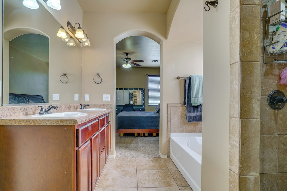Pet-friendly Getaway w/ Mtn Views in Las Cruces!