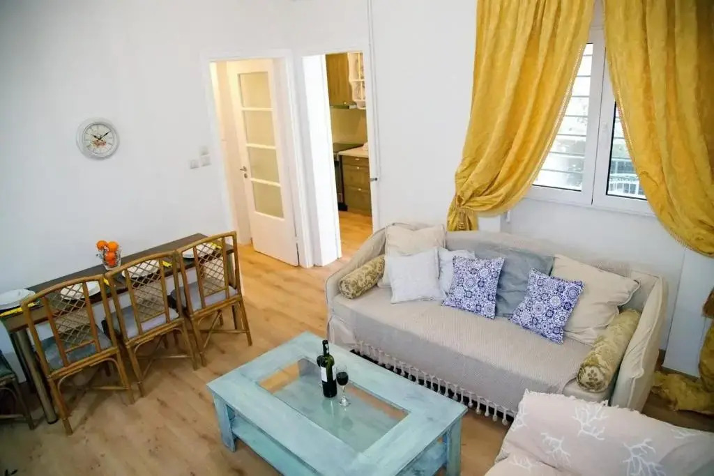 Aroura Homes Garden House 2BR 2BA Free Parking
