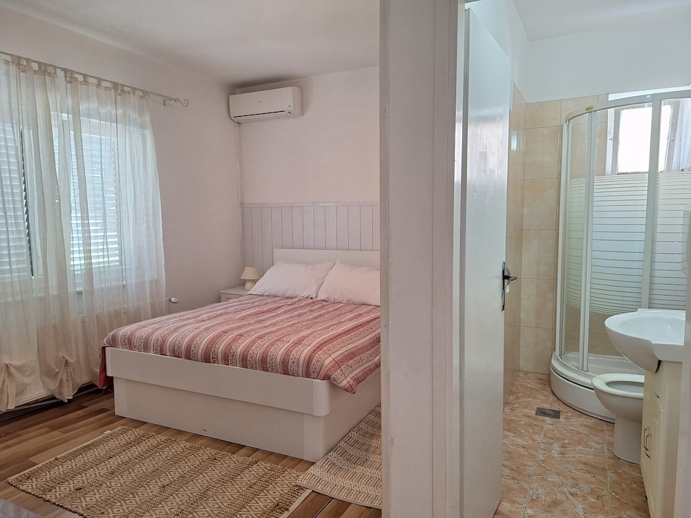 Apartments and Rooms Bepina