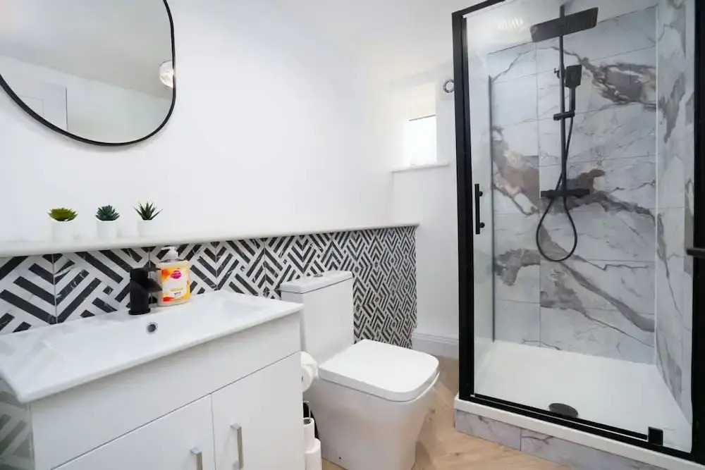 Modern 5 Bed-2 Bath Apartment