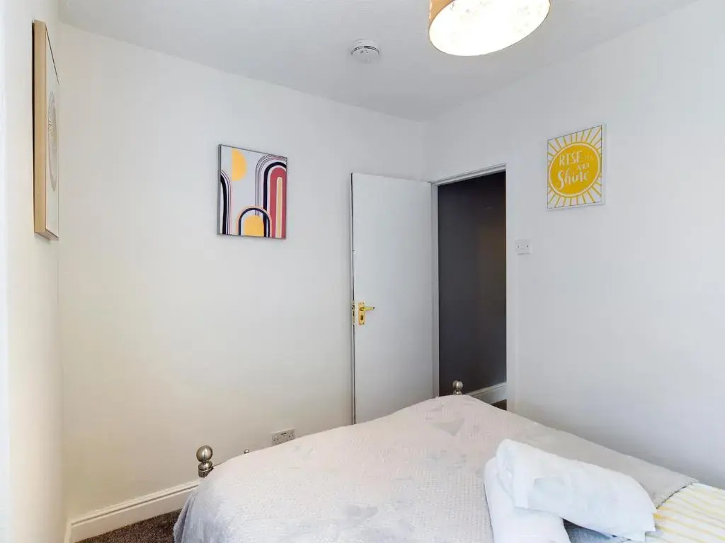 Cheerful 3 bedroom home with free parking and WIFI