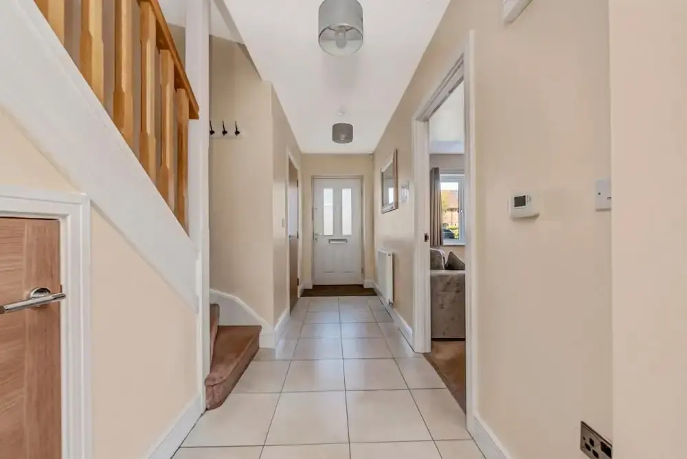 London Heathrow Living Serviced House 4 Bedrooms, 2.5 Bathrooms Up to 9 Beds