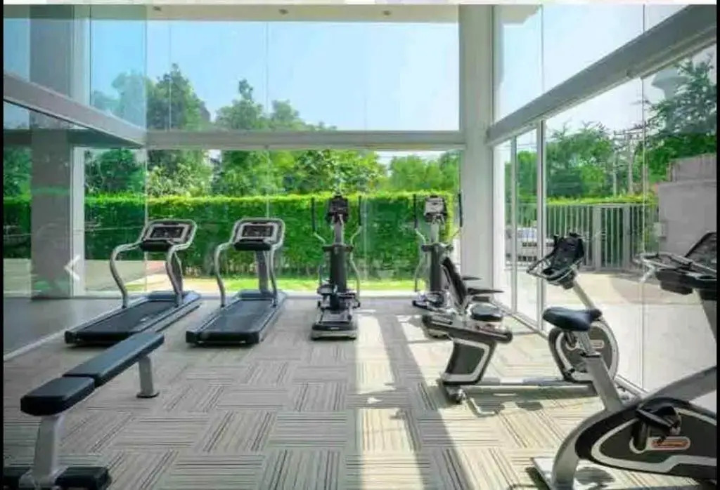 Light, airy, east facing 2 bed/2 bath pool views