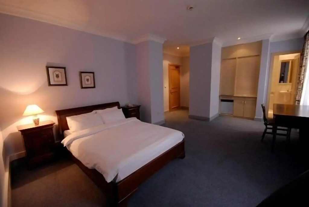 K&H Royal Hotel