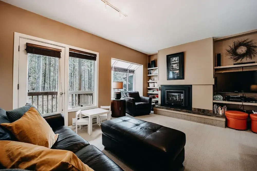 50SW - Wi-Fi - Fireplace - W/D - D/W - Sleeps 4