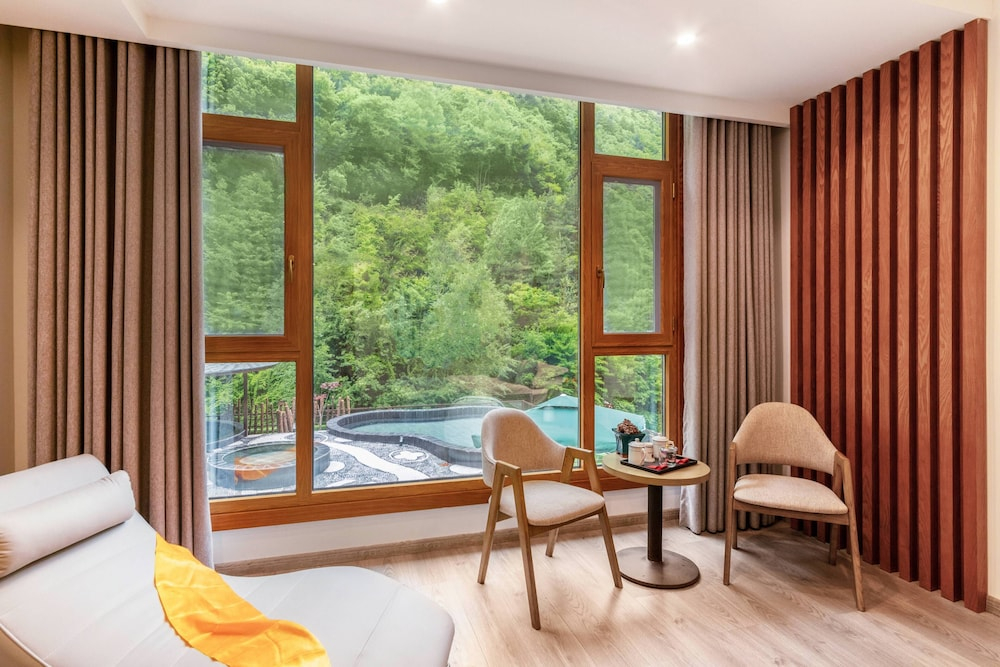 Lixian Bipeng Shiguang Hot Spring Hotel