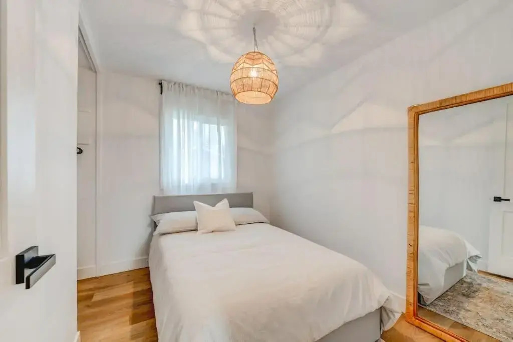 The Elm, 4 Bed Bungalow with Backyard and Firepit