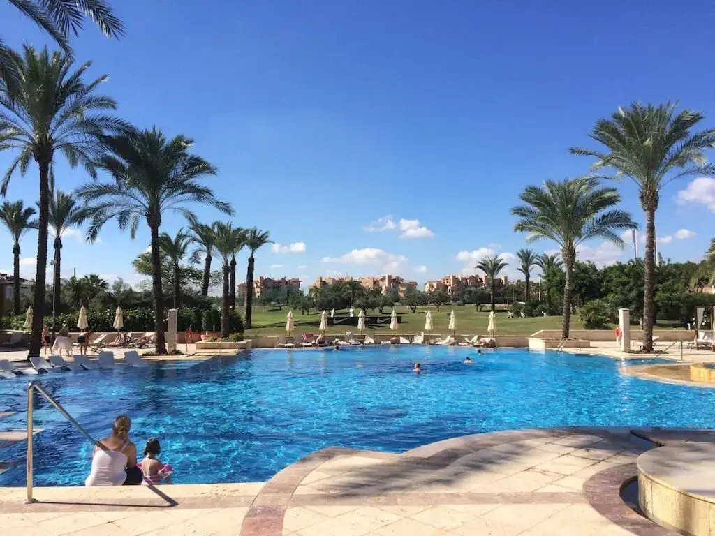 Luxury Spacious Apartment With Golf, Pool & Lake Views 5 Stars