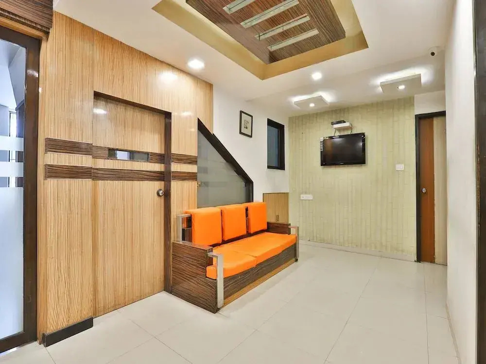 OYO 13398 Hotel Relish