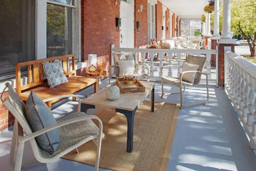 414B Waldburg st · 2 Bedroom Oasis near Forsyth Park