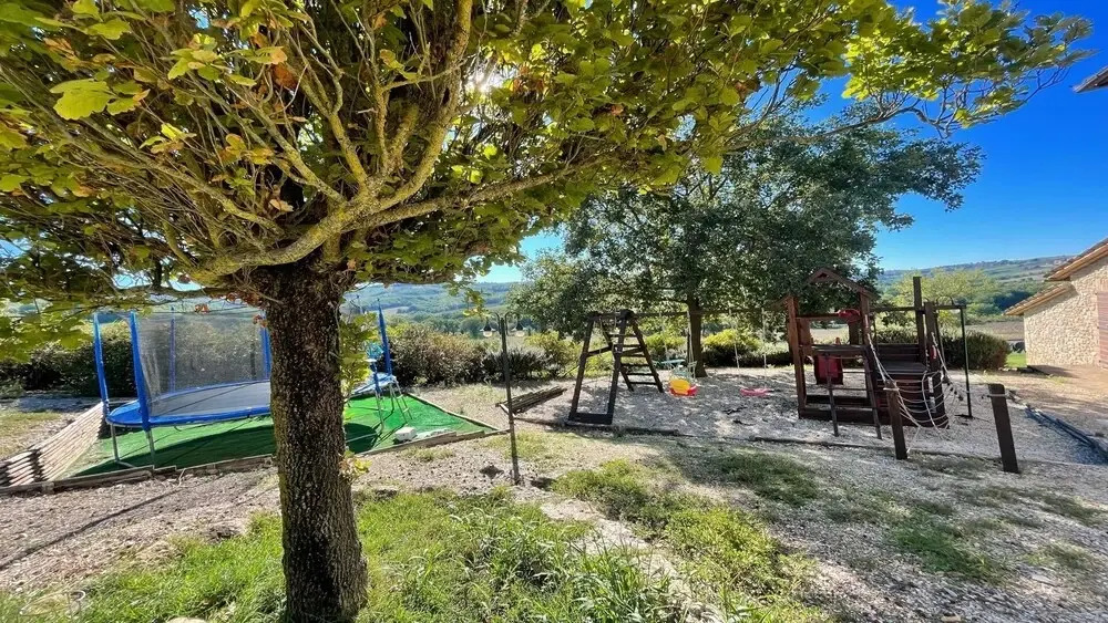 "slps 10 in 5 Bedrms + 5 Bathrms. Detached Villa With Play Area. Walk to Todi"