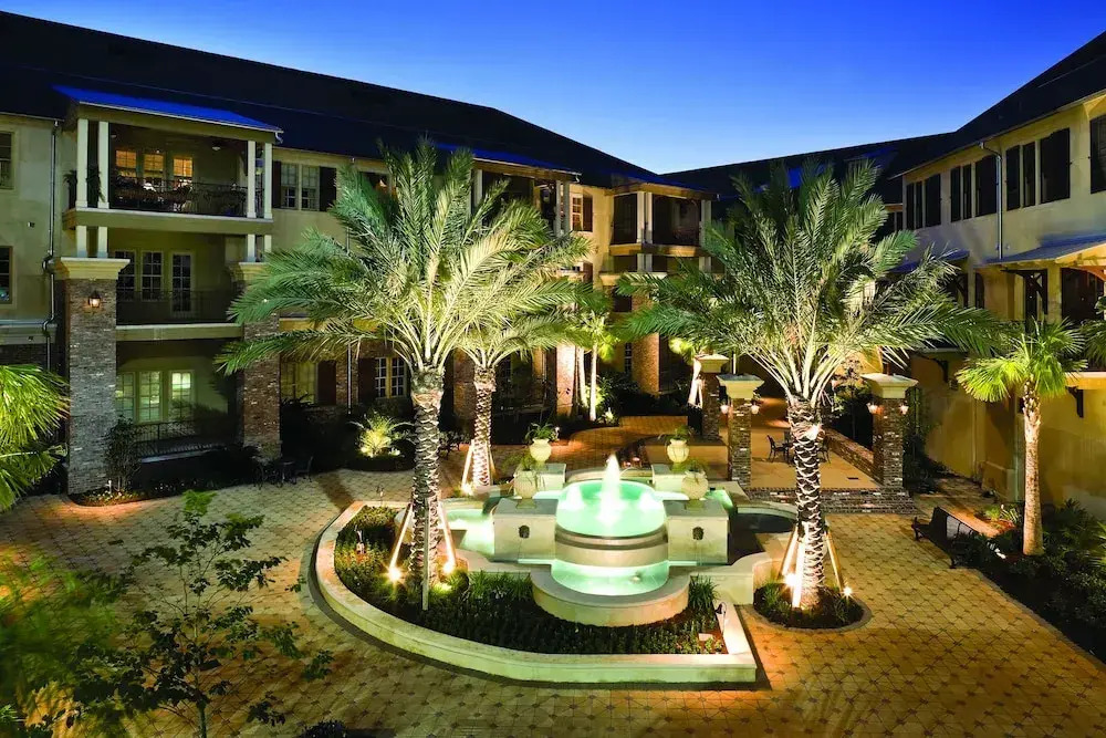 Carriage House Hotel
