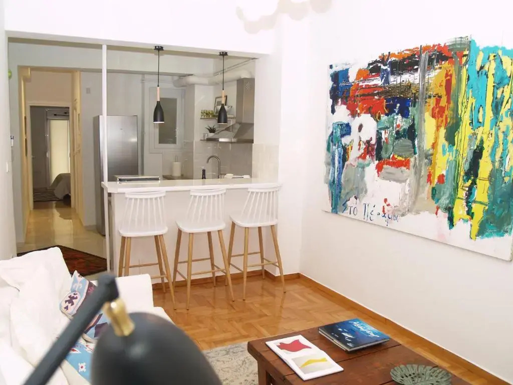 A Refreshed & Rich in Details Apartment in Piraeus (Passalimani - Marina Zeas)