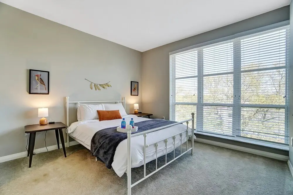 Downtown Designer 2BR Parking W D Gym Pool