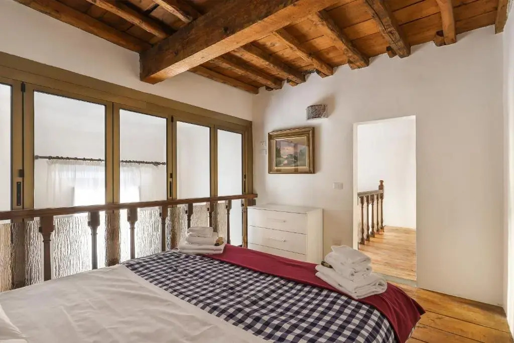 Santa Maria Novella Bright and Modern Apartment