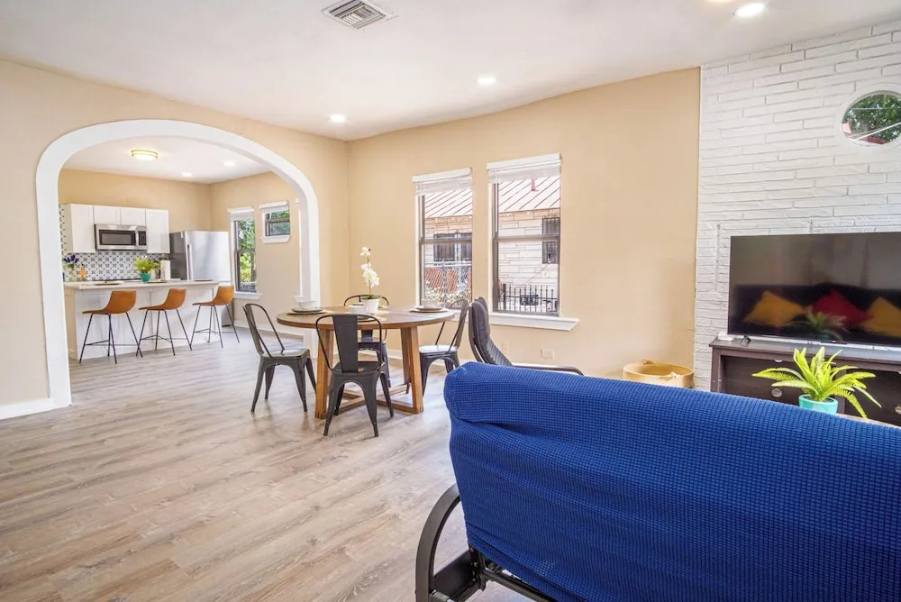 Modern Living 3br/2ba Close to Amazing Downtown