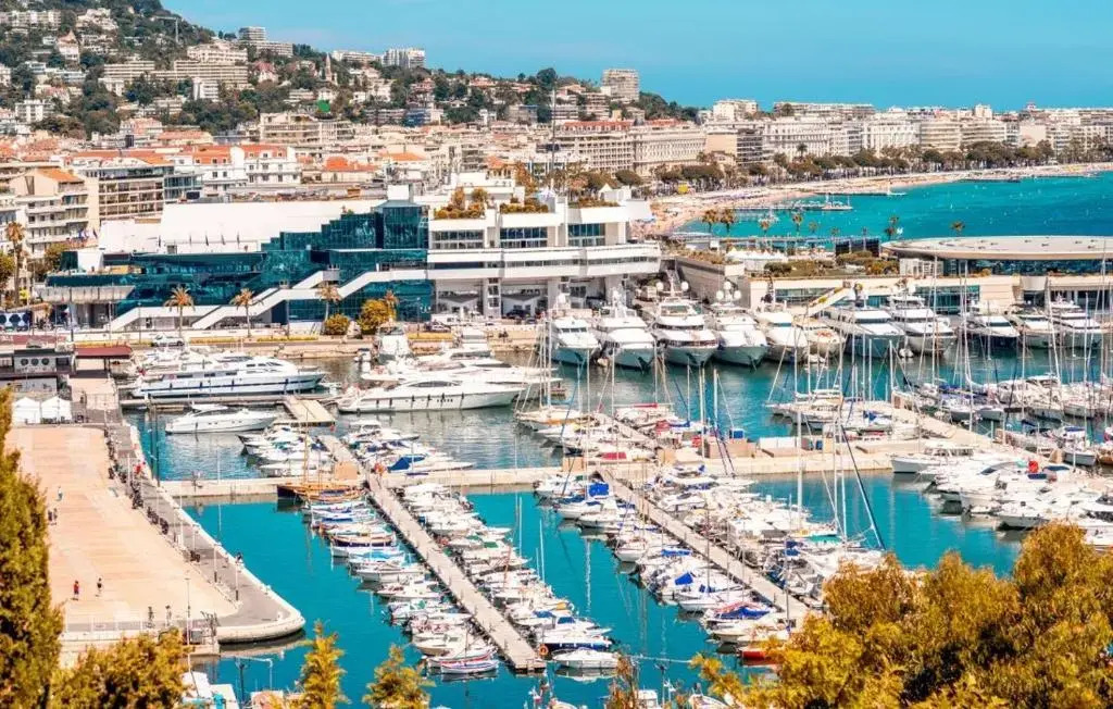 SUQUET - BEACH 100m & PALAIS DES FESTIVALS 600m