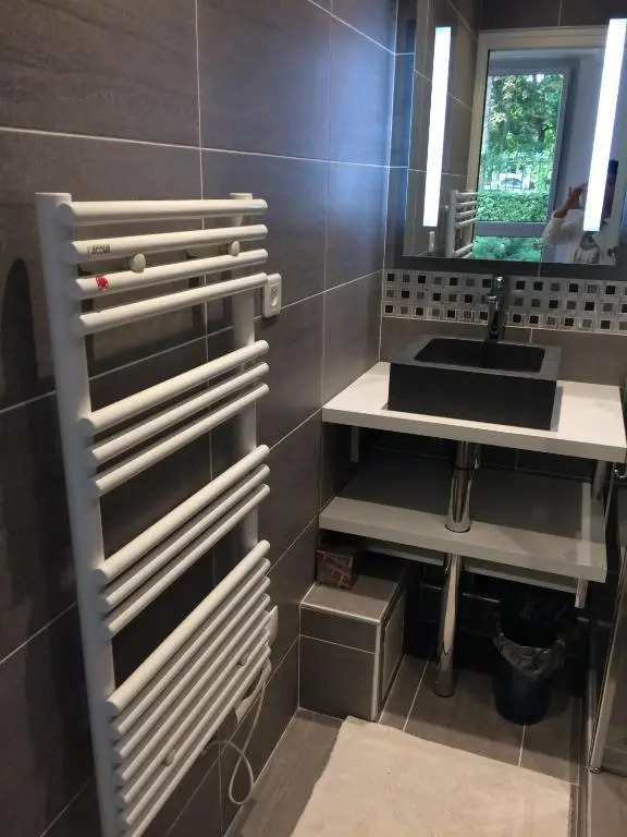 Trés Beau Studio (face bois), 10mn de l'Etoile