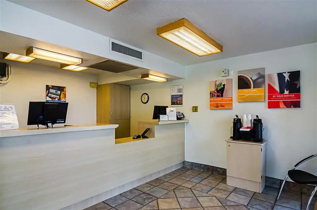 Motel 6 Barstow, CA - Lenwood Road