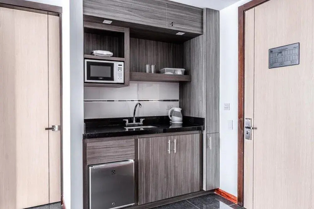 B&E Aparta-Suites Hotel