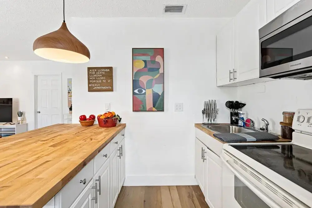 Stylish 2 BR Condo - Close to Riverwalk