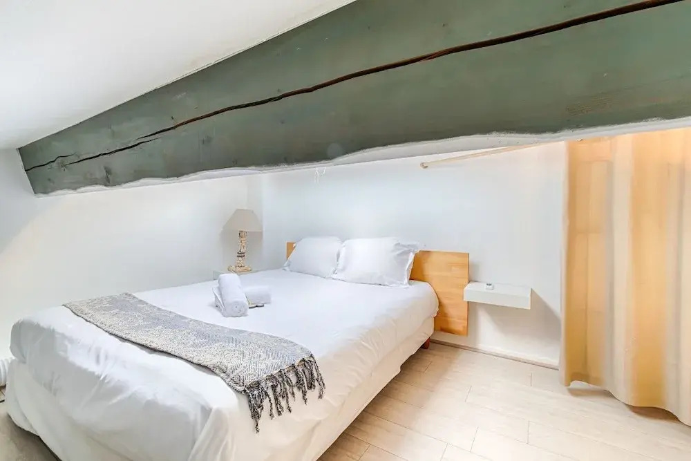 Quiet Duplex - Private Garage - Close to Transport
