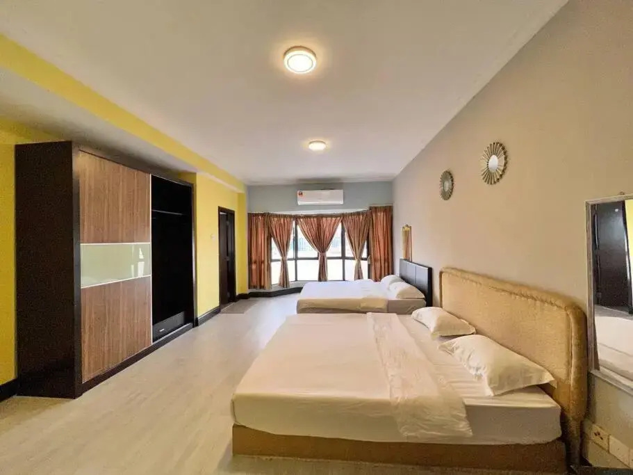 VACATION HOME PENTHOUSE MARINA COURT CONDO RESORT KOTA KINABALU 5 bedrooms 15 pax