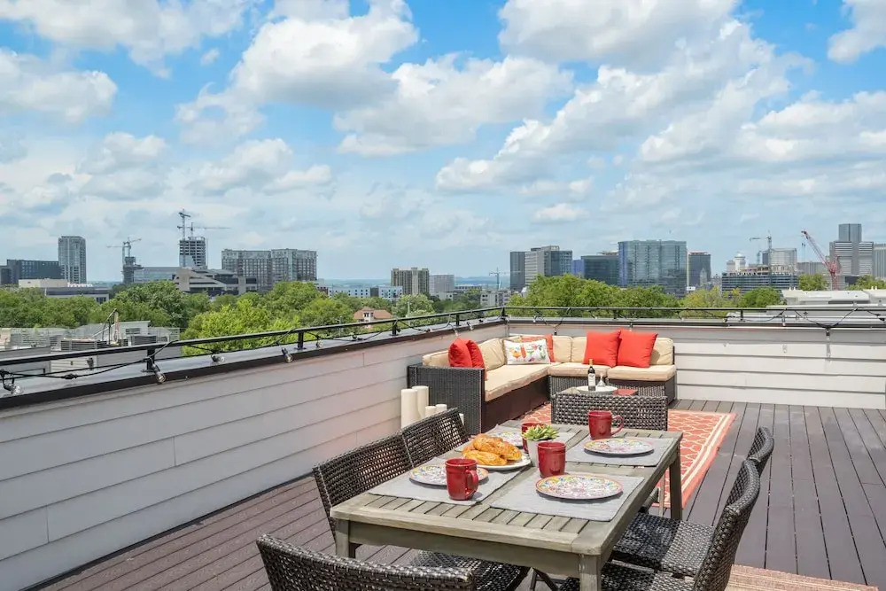 Skyline View - High-End Home, 2 Vibrant Districts by RedAwning