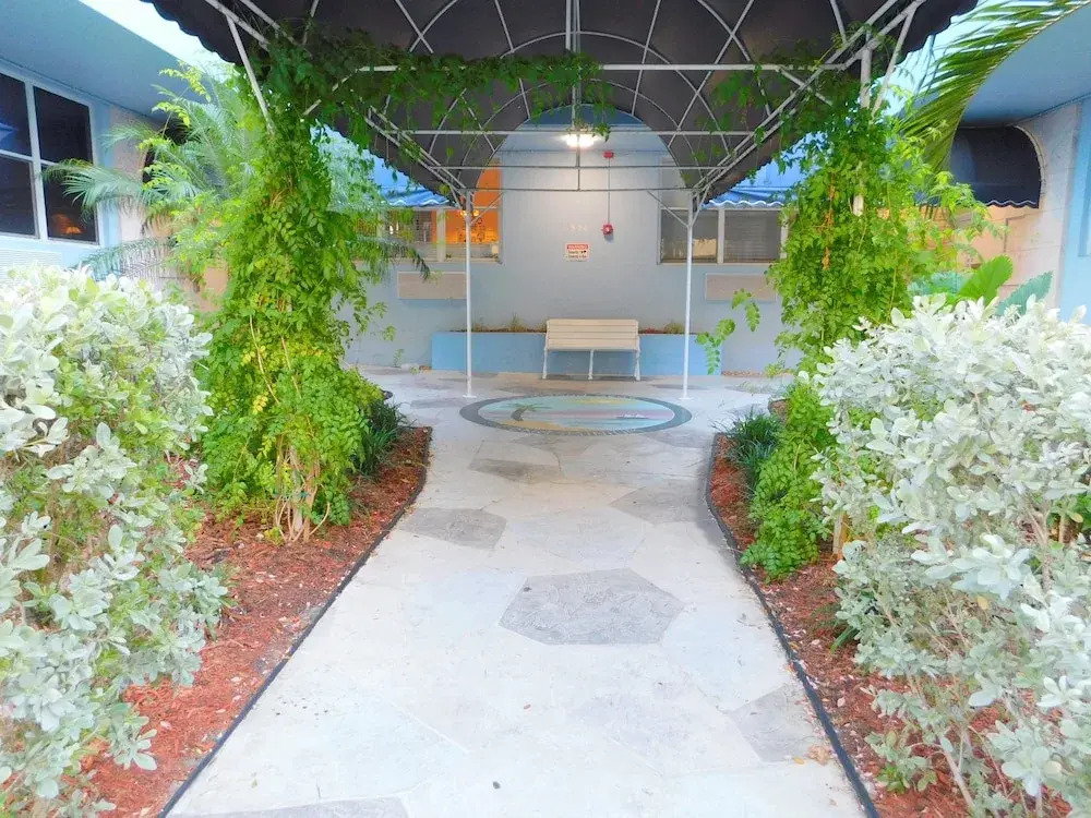 Windwood Beachside 303 on Hollywood Beach 3/2 for 8 Pool