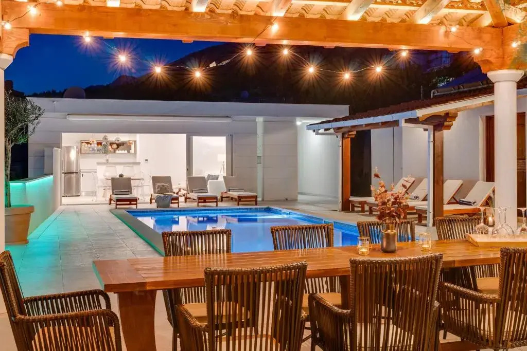 Seaview Villa MaToLi with heated 50sqm pool and 4 bedrooms, close to Split