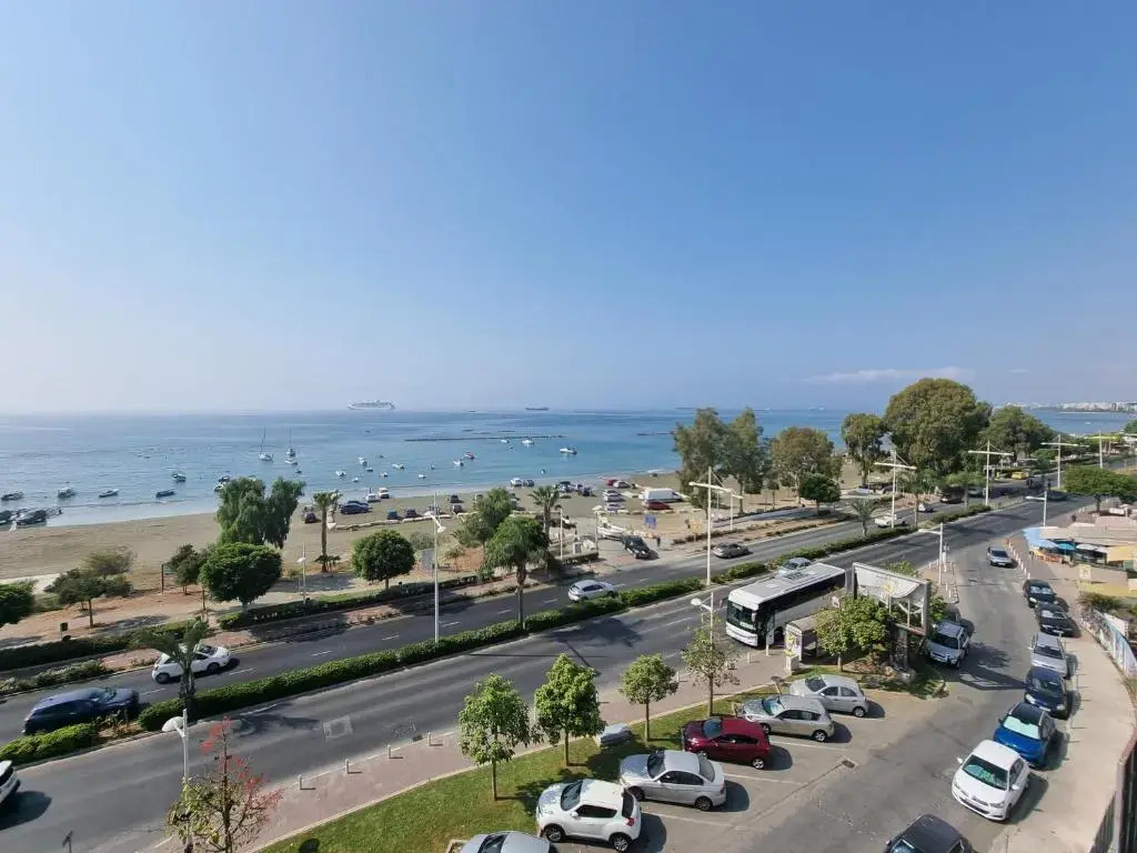 Super Modern Beachfront 1 bedroom - sleeps 4