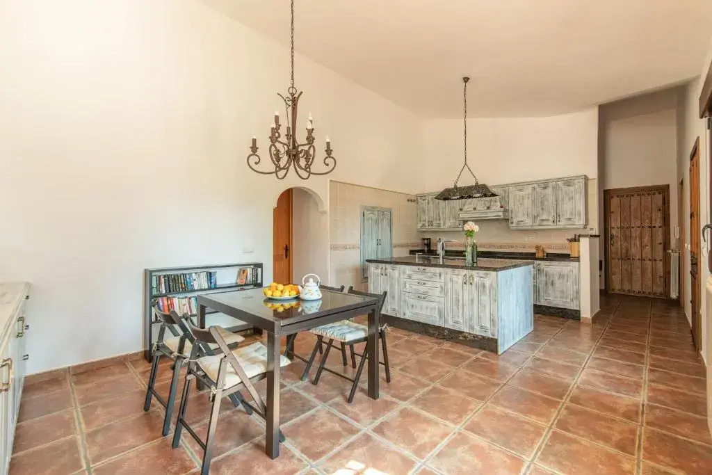 Cortijo Cantares by Rosas Cantares