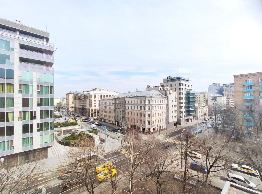 Tverskaya Street (Тверская Стрит) на улице 2-я Бресткая